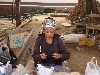 Akha-Frau beim Schmuckherstellen (unsere Freundin in Luang Namtha :-) )